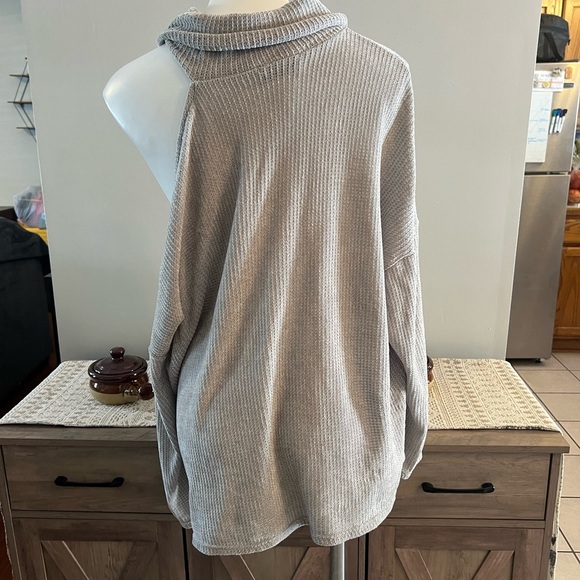 Gilli cold shoulder turtleneck soft grey sweatshirt - Picture 4 of 4